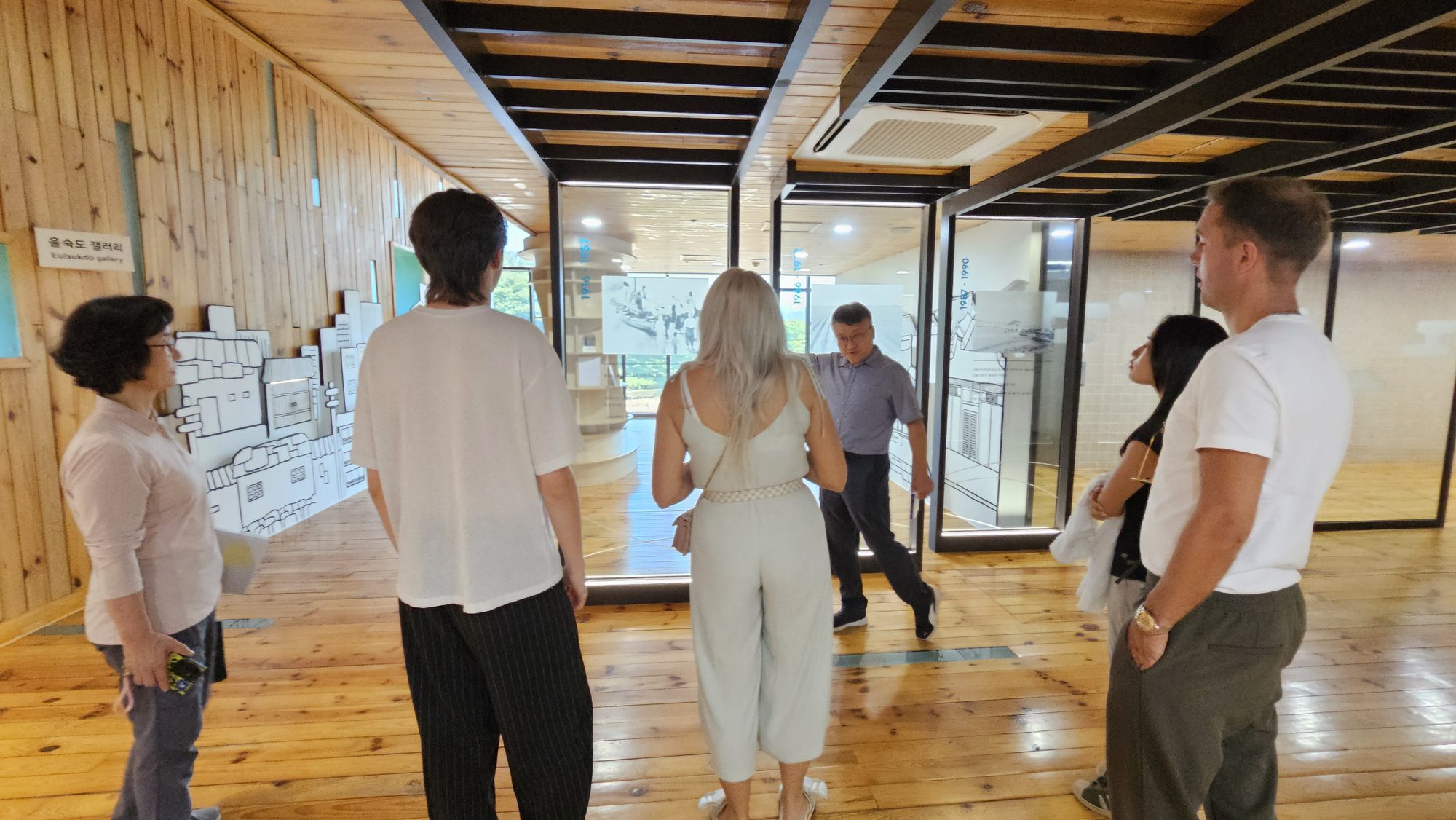 An ONDO host walking guests through Eulsukdo's history